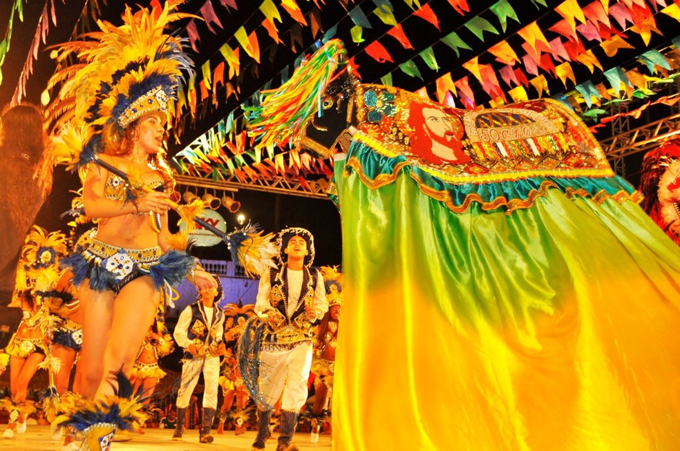 Bumba boi é o carro-chefe de atrações do São João do Maranhão; no detalhe índia dança com o Boi de Axixá — Foto: Divulgação/ Lauro Vasconcelos