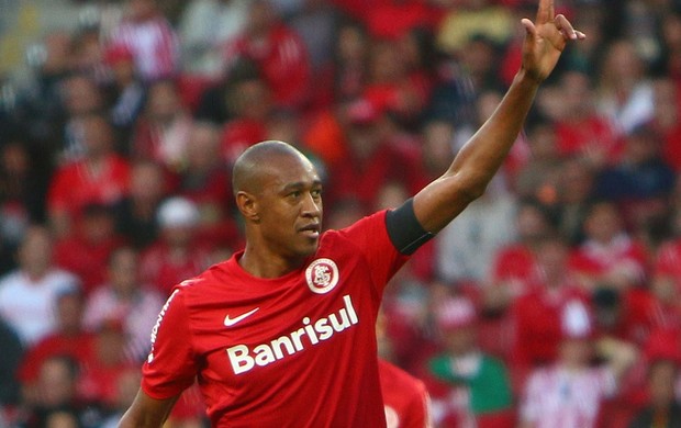 Chute de primeira garante vitória de Fabrício na disputa de gol mais bonito