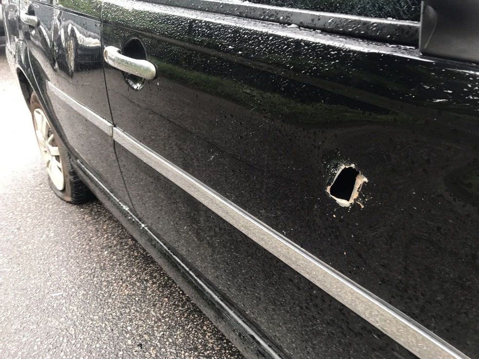Buraco na porta do carro foi feito com picareta (Foto: Walter Paparazzo/ TV Cao Branco )