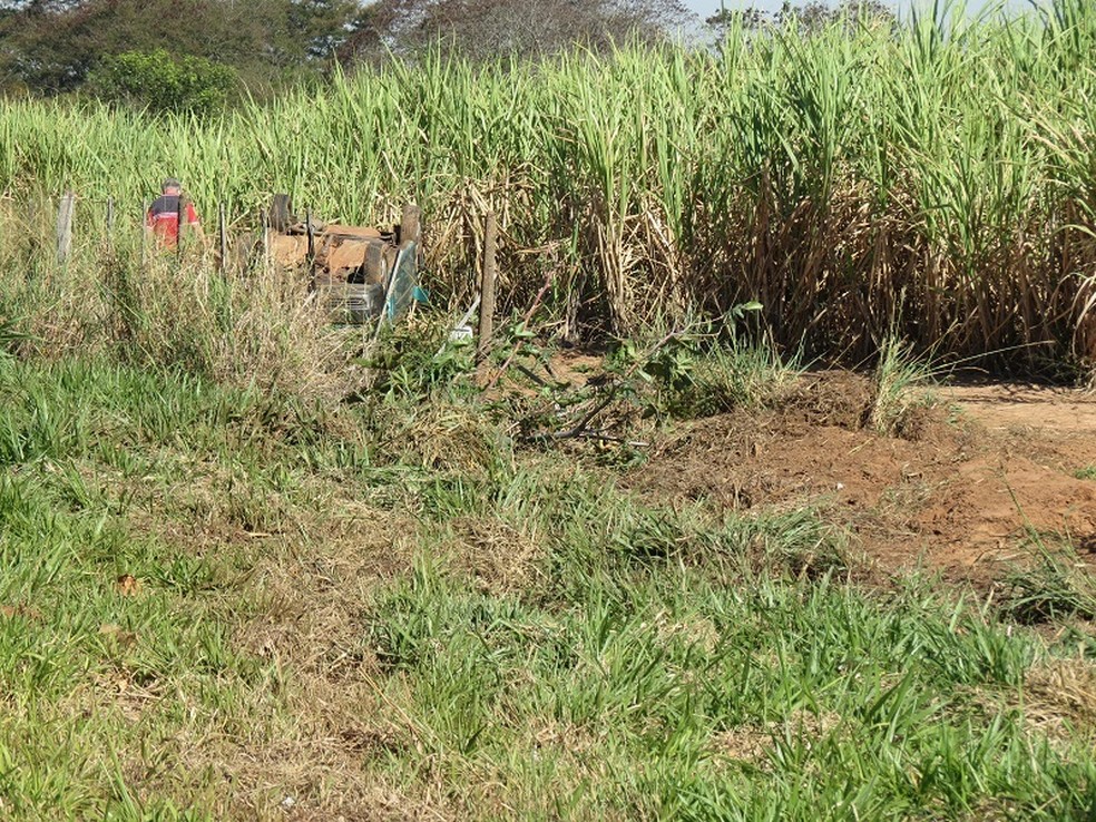 Veículo furtado foi encontrado capotado em Rodovia — Foto: Jorge Zanoni 