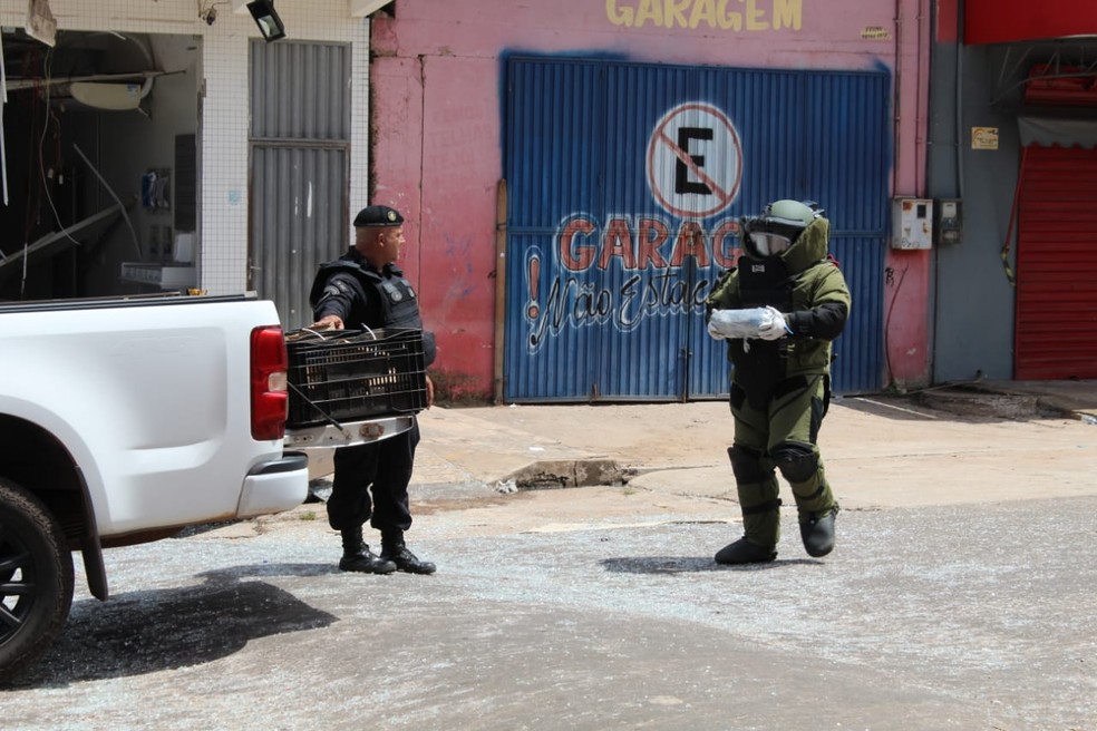 Esquadrão contra Bombas foi a Garrafão do Norte neutralizar quatro explosivos deixados por assaltantes   — Foto: Bope PM/Divulgação