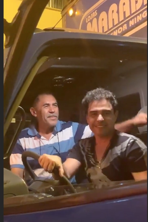 Zezé di Camargo intercepta e sobe em caminhão com foto gigante dele (Foto: Reprodução/Instagram)