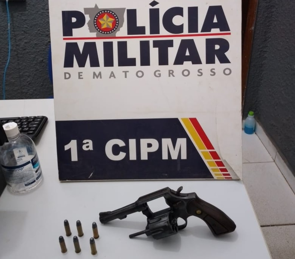 Arma encontrada com os suspeitos na entrada do resort de luxo em Chapada dos Guimarães — Foto: PMMT