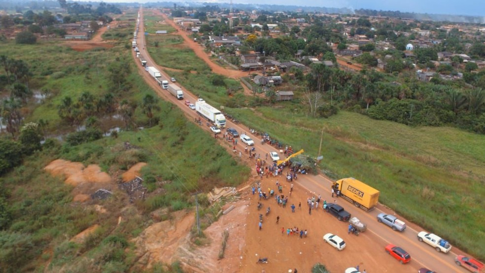 BR-364 é interditada por manifestação em Vista Alegre do Abunã, RO (Foto: Rafael Dias/Arquivo pessoal)