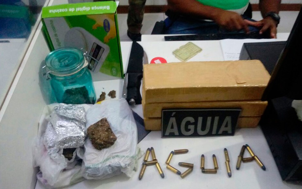 Maconha e munições foram encontradas com jovem de 21 anos (Foto: Divulgação/ SSP)