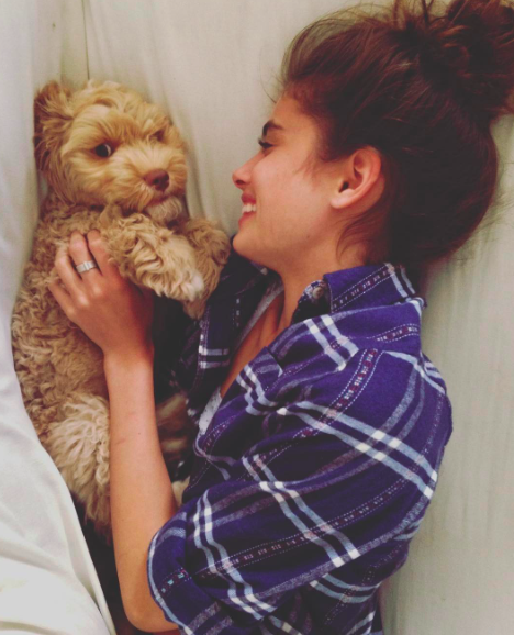 Taylor com a sua cachorrinha, Tate, com quem ela adora tirar um foto (Foto: Reprodução/Instagram)