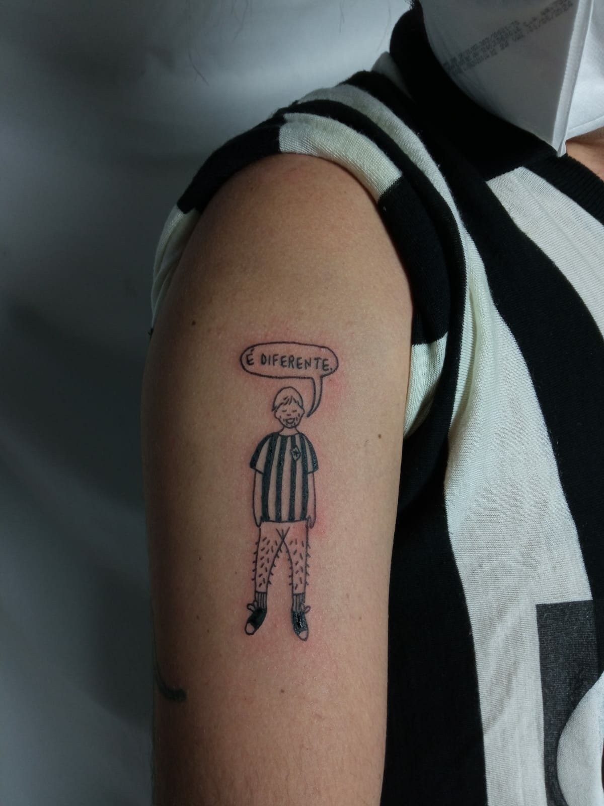 Manequinho, mascote do Botafogo, ganha versão trans em tatuagem de torcedor (Foto: Reprodução/Twitter)