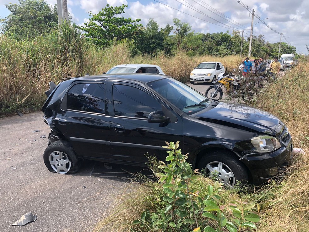 Carro atingido em acidente na rodovia Olavo Montenegro, em Nova Parnamirim. — Foto: Vinícius Marinho/Inter TV Cabugi