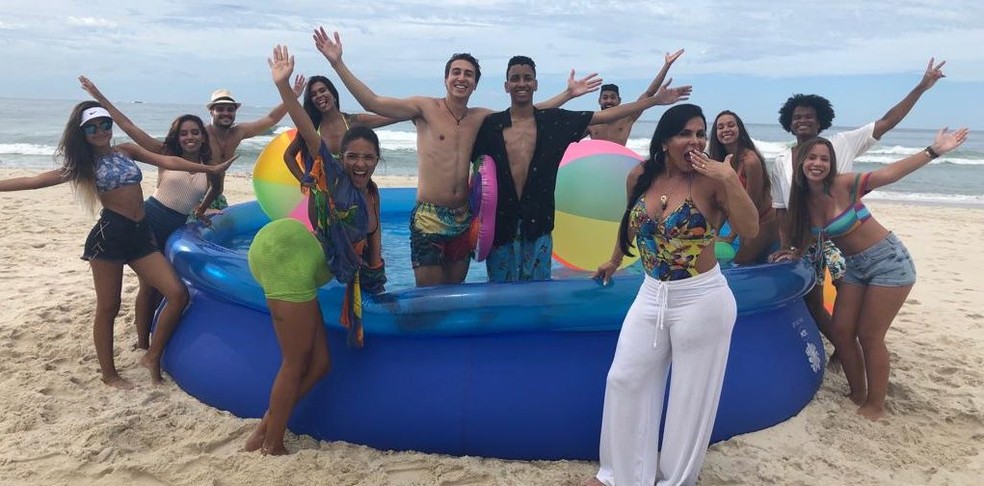 Gravação do clipe de 'Piscininha, amor' — Foto: Divulgação