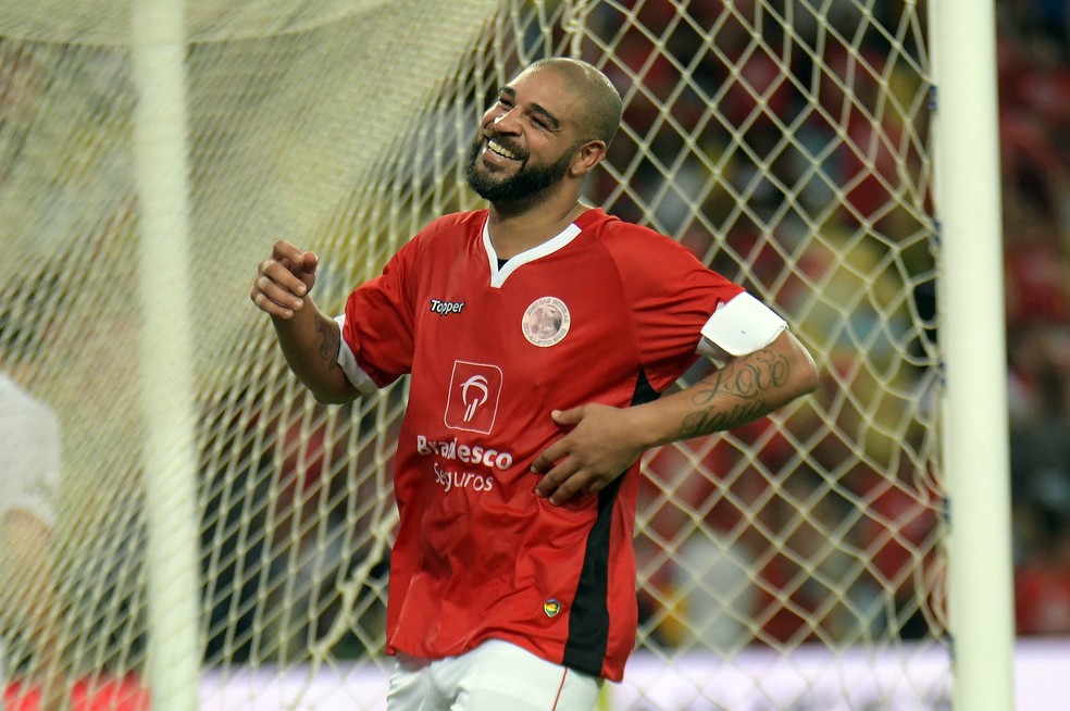 Adriano sorri após o gol no Jogo das Estrelas (Foto: Alexandre Durão)