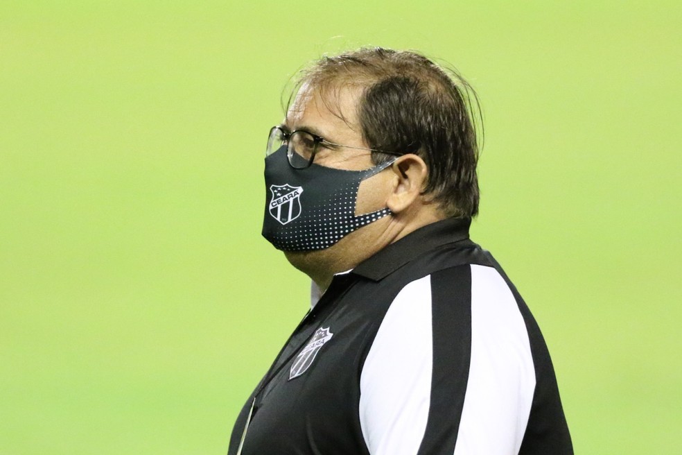 Guto Ferreira mudou cinco peças do Ceará em todos os jogos da Série a — Foto: Marlon Costa / Pernambuco Press