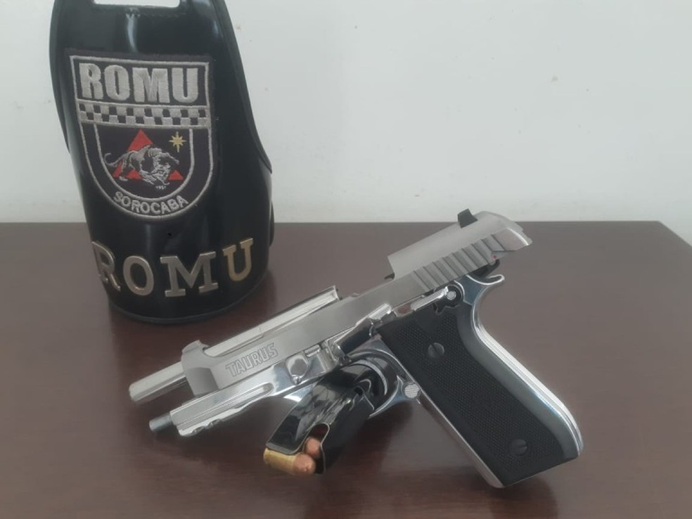 Homem &eacute; preso por porte ilegal de arma de fogo em Sorocaba &mdash; Foto: Guarda Civil Municipal/Divulga&ccedil;&atilde;o