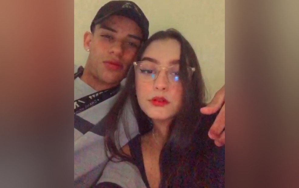 Casal de jovens morre após motorista perder controle da moto e tombar em Avaré (SP) — Foto: Facebook/Reprodução