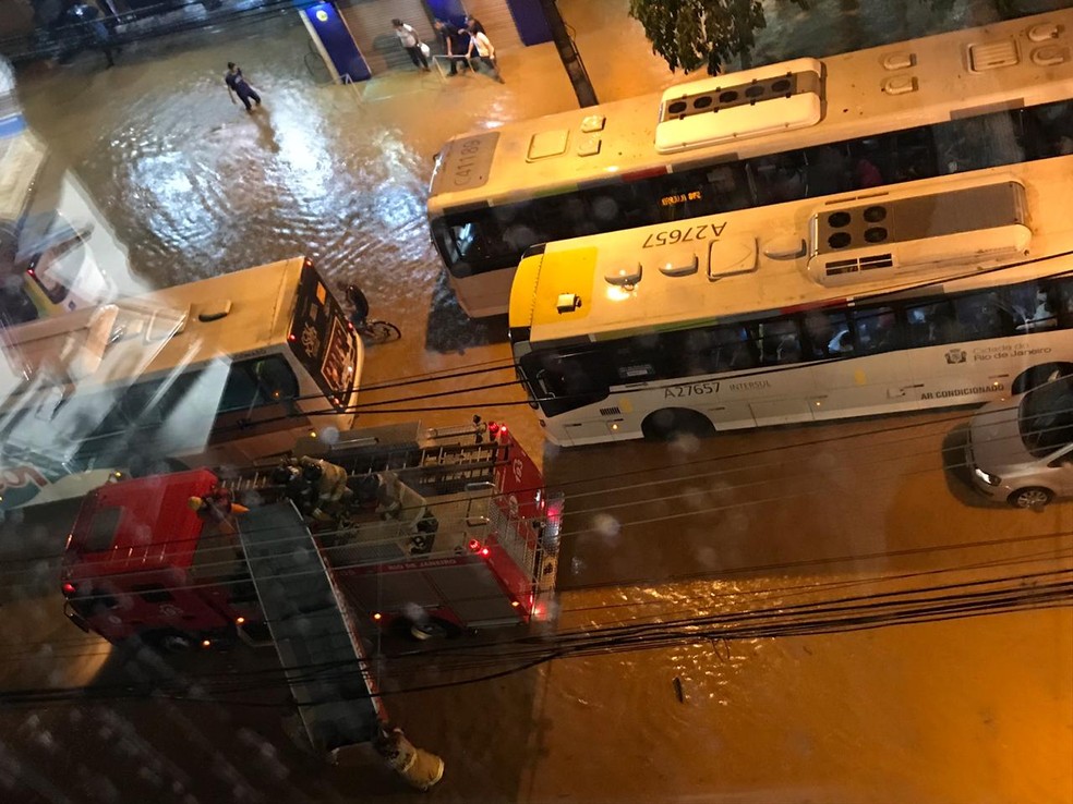 O bairro da Zona Sul foi mais afetado durante o temporal desta segunda-feira (8) — Foto: Reprodução Redes Sociais