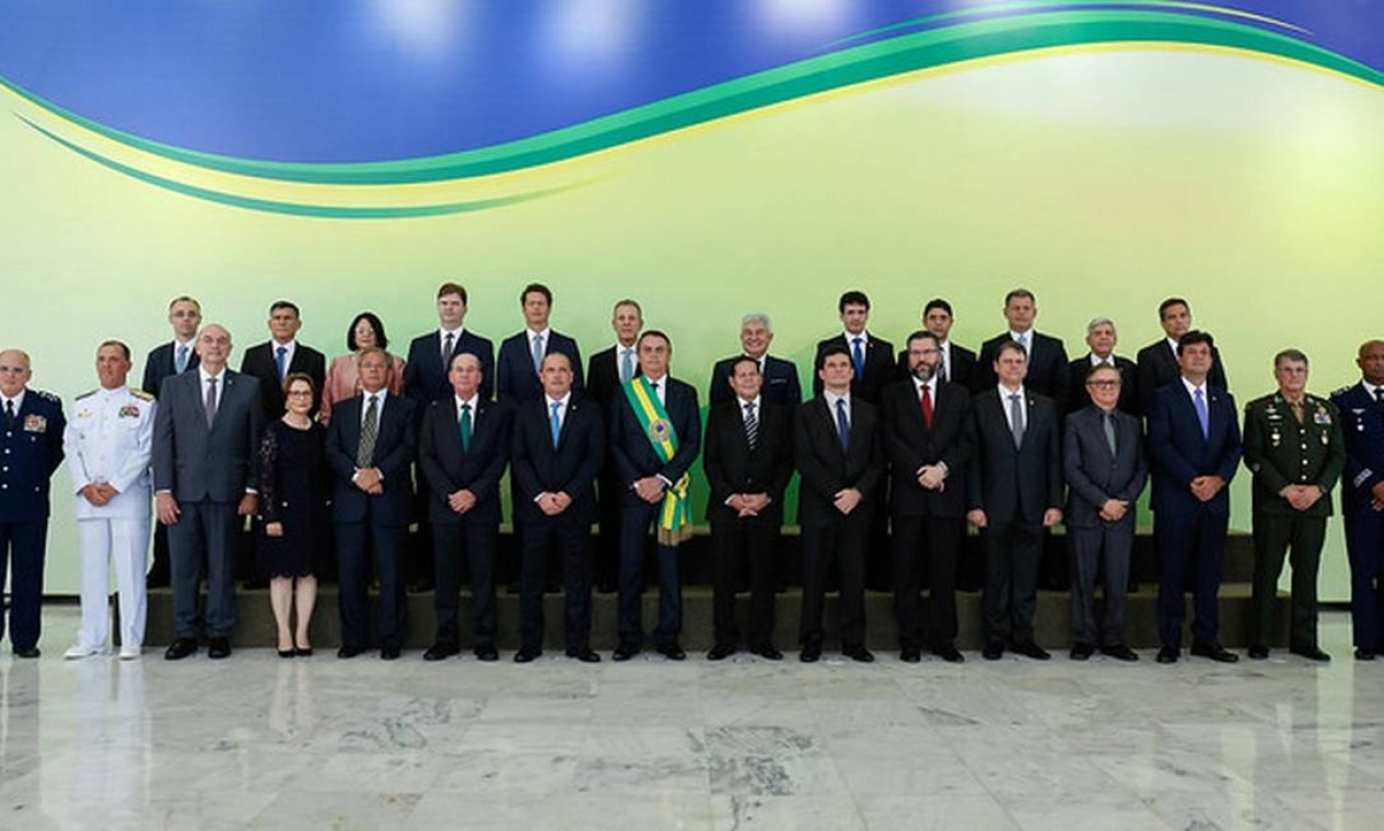Bolsonaro deu posse a 22 ministros, entre eles sete militares com características conservadoras  — Foto: Alan Santos/PR