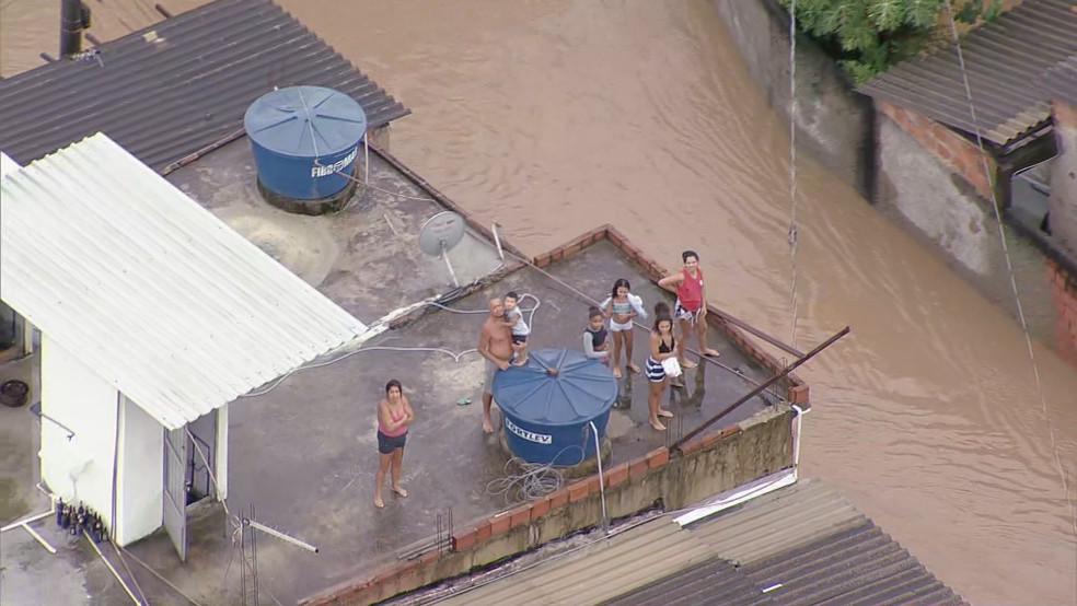 Rio Botas transbordou em Nova Iguaçu  — Foto: Reprodução/TV Globo 