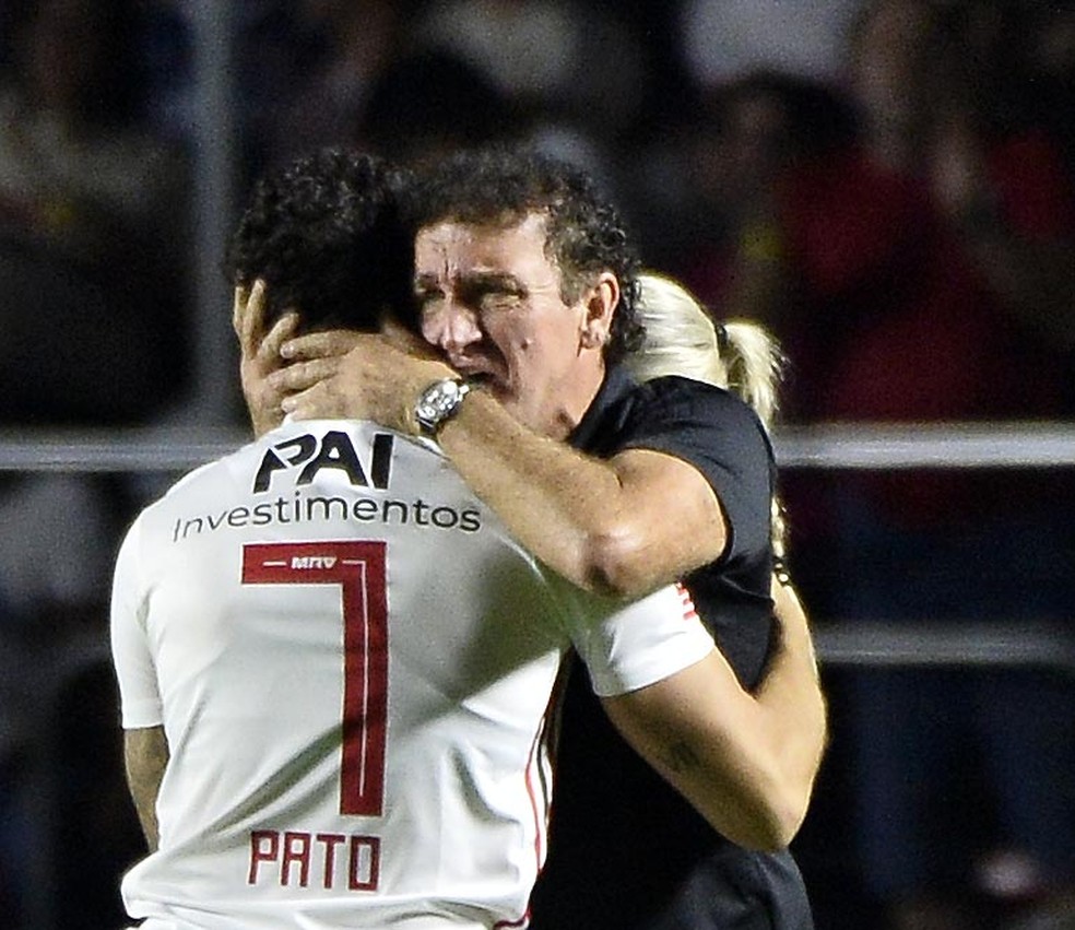 Cuca abraça Alexandre Pato: destaques na vitória sobre o Santos — Foto: Marcos Ribolli