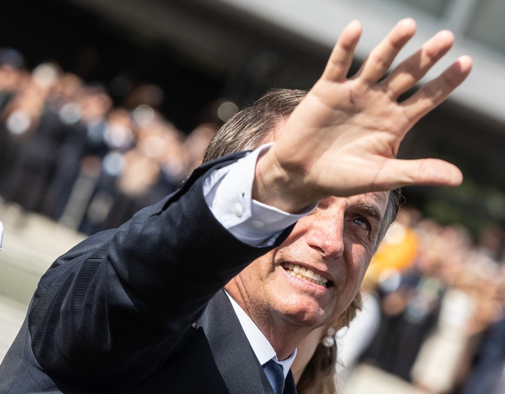 Bolsonaro acena ao público na Praça dos Três Poderes ao chegar no Rolls-Royce presidencial ao Palácio do Planalto — Foto: Fábio Tito/G1