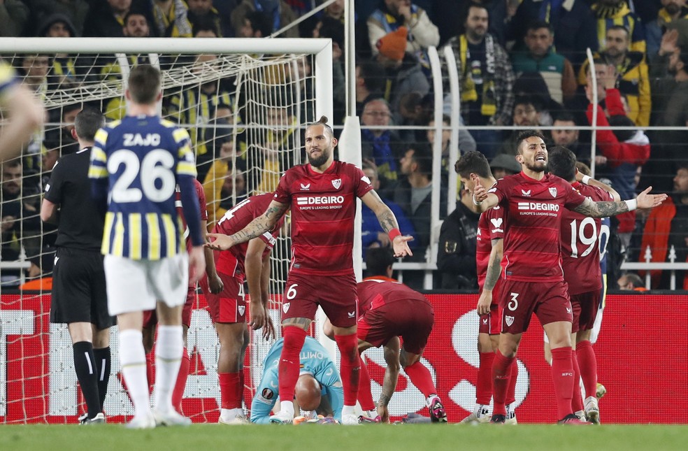 Dimitrovic é atingido por objetos atirados pela torcida do Fenerbahçe — Foto: Reuters