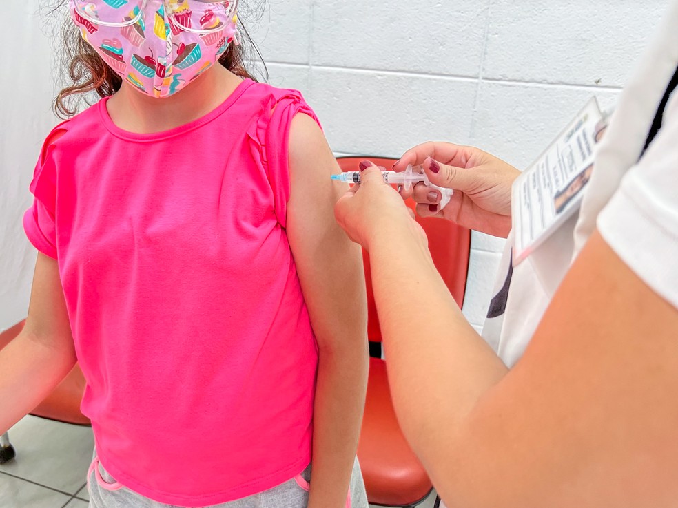Menina recebe a primeira dose da vacina contra a Covid-19  — Foto: Rodrigo Nagafuti/Secom Poá