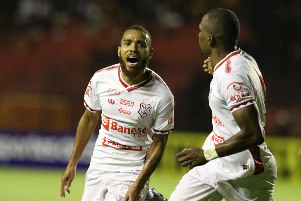 Abner comemora gol pelo Sergipe contra Sport — Foto: Marlon Costa / Pernambuco Press