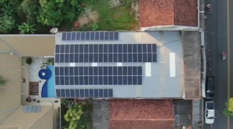 Morador de Itapetininga fala sobre os benefícios da placa solar — Foto: Reprodução/TV TEM
