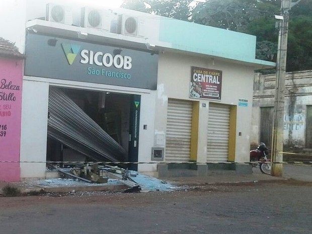 Banco teve a estrutura danificada (Foto: Internauta / G1)