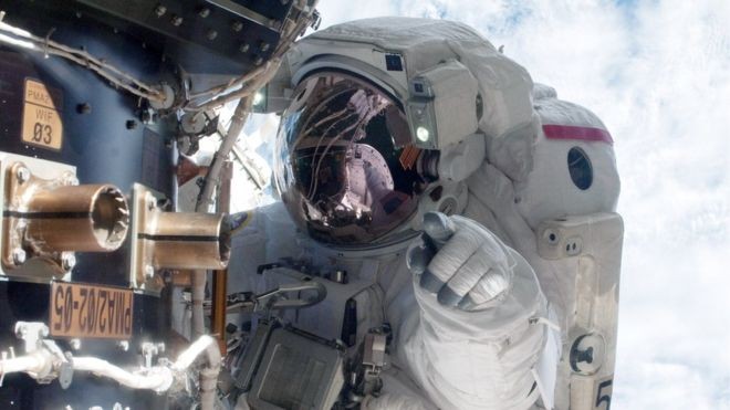BBC: Astronauta americano Mike Fossum em trabalho de manutenção na Estação Espacial Internacional; profissionais passam por extenso treinamento para chegar lá (Foto: GETTY IMAGES VIA BBC )
