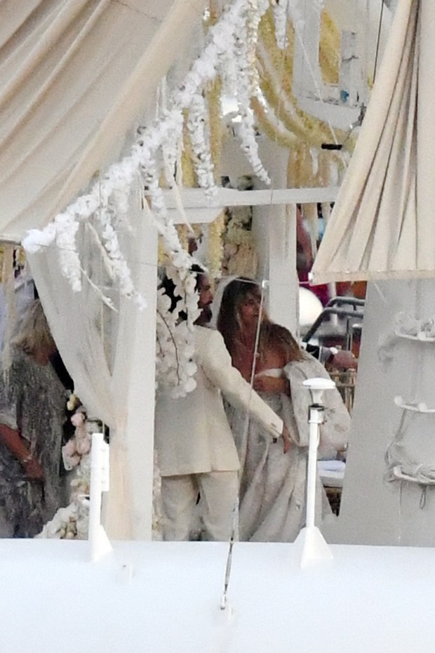 ** RIGHTS: ONLY UNITED STATES, BRAZIL, CANADA ** Capri, ITALY  - Heidi Klum and Tom Kaulitz enjoying their romantic second wedding with family and friends on a yacht in Capri.Pictured: Heidi Klum, Tom KaulitzBACKGRID USA 3 AUGUST 2019 BYLINE M (Foto: Cobra Team / BACKGRID)