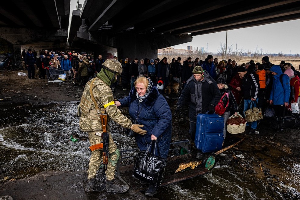 7 de março - moradores são retirados de Kiev, na Ucrânia — Foto: DIMITAR DILKOFF / AFP