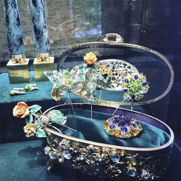 A case of gender envy. More of the menswear jewellery from Dolce & Gabbana (Foto: @suzymenkesvogue)