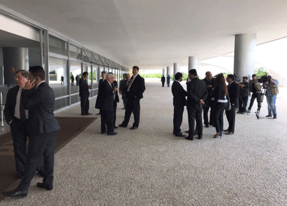 Convidados para posse de Cristiane Brasil não puderam entrar no Palácio do Planalto por conta da suspensão da cerimônia por ordem judicial (Foto: Guilherme Mazui, G1)