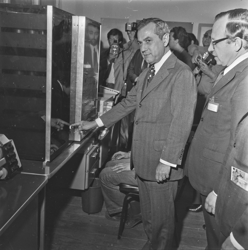 Ento governador de So Paulo, Laudo Natel compareceu  inaugurao do Patinho Feio, em 1972  Foto: Jorge Murata/USP
