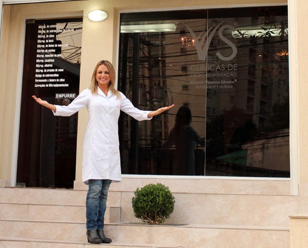 Vanessa Silveira em frente a uma das unidades da Clínica VS (Foto: Divulgação)