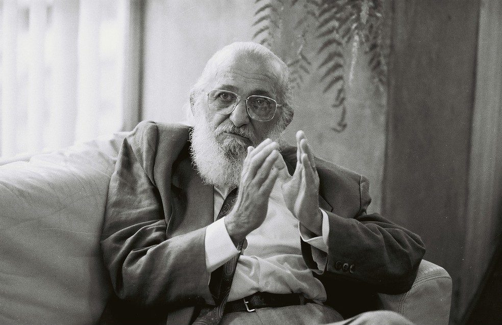 Paulo Freire em entrevista a uma TV francesa &mdash; Foto: Maur&iacute;cio Novaes 