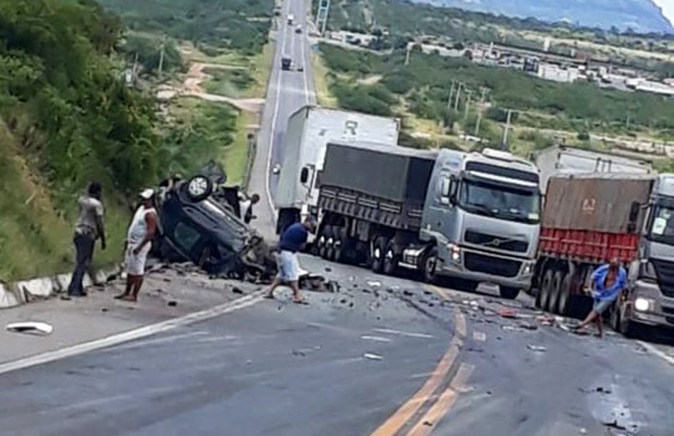 Acidente envolvendo quatro veículos deixa um morto e um ferido em Milagres  | Bahia | G1
