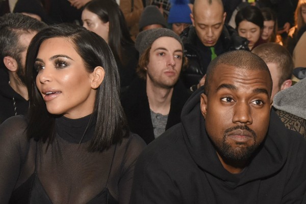 Kanye West Celebra O Fim De Tratamento De C ncer Do Pai Comendo Prato 