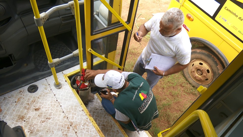Extintores de segurança dos veículos também foram verificados.  — Foto: Rede Amazônica/Reprodução