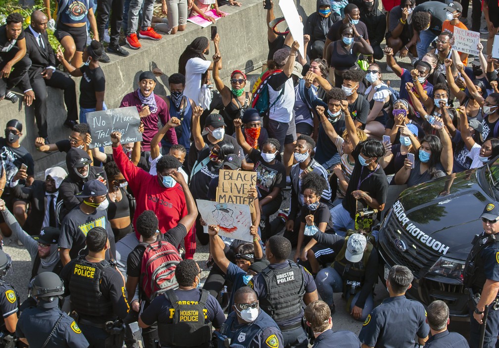 Manifestantes protestam pela morte de George Floyd em Houston, no Texas, na sexta-feira (29). — Foto: Mark Mulligan/Houston Chronicle via AP