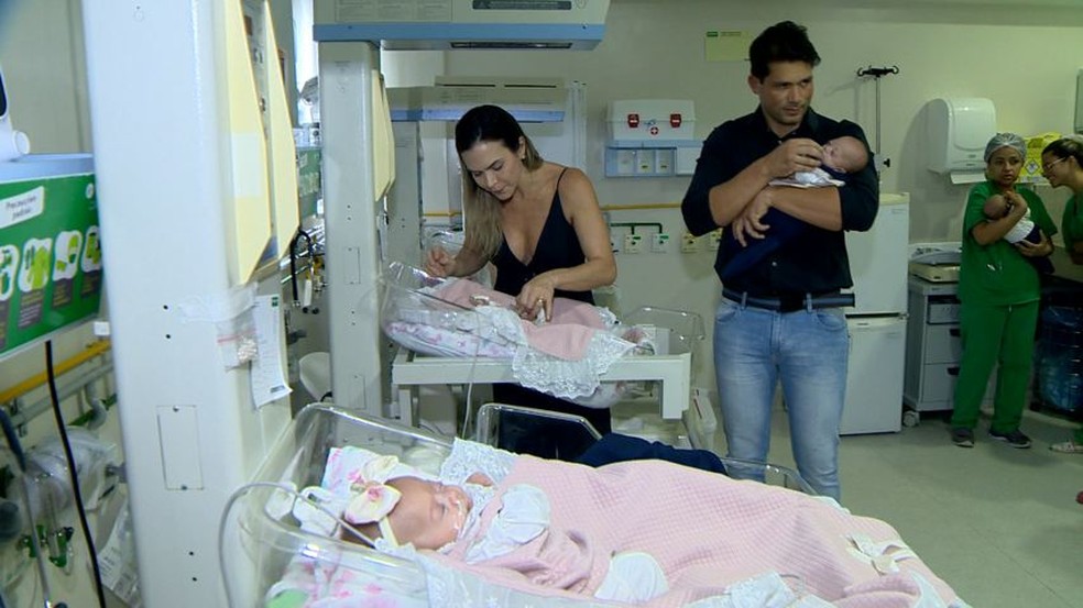 Os pais agora se preparam para levar as meninas para casa — Foto: Reprodução/TV Gazeta