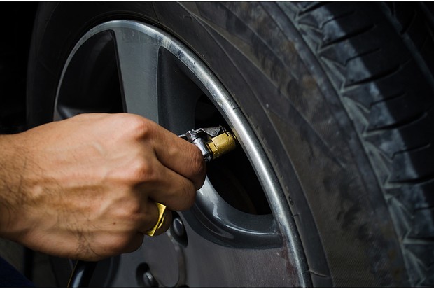 VERIFIQUE A CALIBRAGEM CORRETA DOS SEUS PNEUS (FOTO: SHUTTERSTOCK)