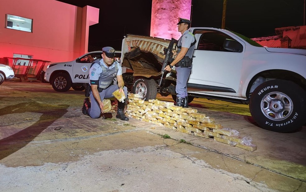 Casais são presos por transportar mais de 70 quilos de cocaína em fundo falso de caminhonete em Ourinhos — Foto: Polícia Rodoviária /Divulgação