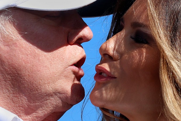 Melania e Donald Trump dão beijinho (Foto: Reuters) Melania e Donald Trump dão beijinho (Foto: Reuters)