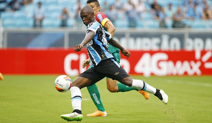 Lincoln aproveita brecha de Douglas, estreia bem e ganha elogio de Felipão