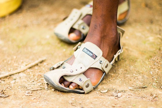 ONG cria calçado que acompanha o crescimento das crianças (Foto: Divulgação)