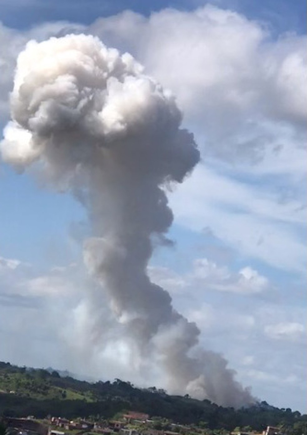 Imagens mostram explosão em Simões Filho, na Bahia — Foto: Redes Sociais 