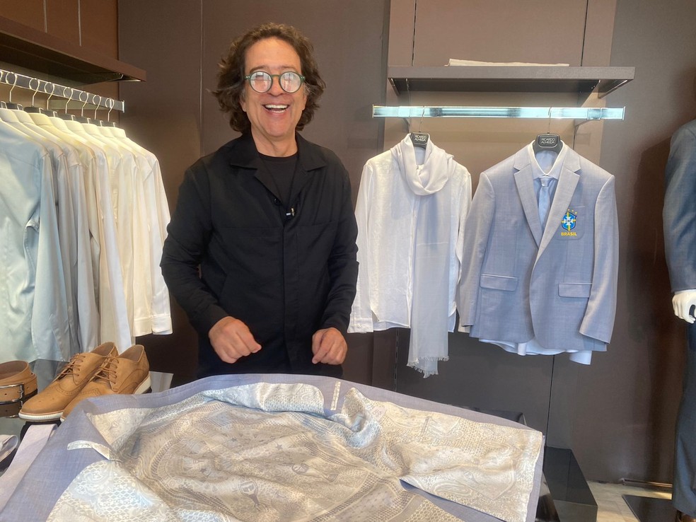 Estilista Ricardo Almeida confeccionou roupas que sero usadas pela Seleo  Foto: Bruno Cassucci