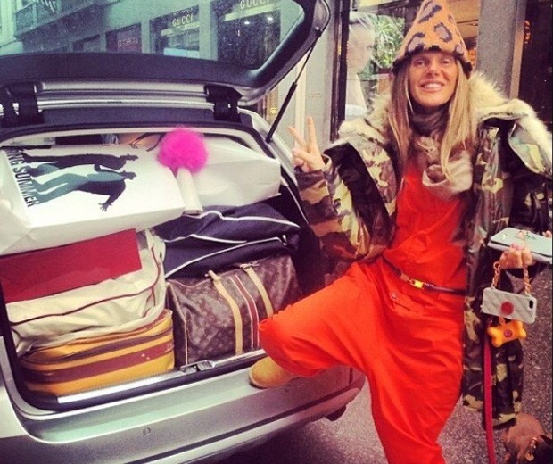 Que tal a bagagem básica de Anna Dello Russo para o fim de semana? (Foto: Reprodução/Instagram)