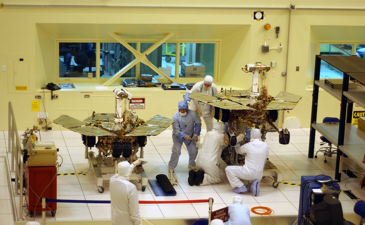 Pesquisadores dando os últimos ajustes nos dois rovers que foram enviados a Marte (Foto: Divulgação/Nasa)