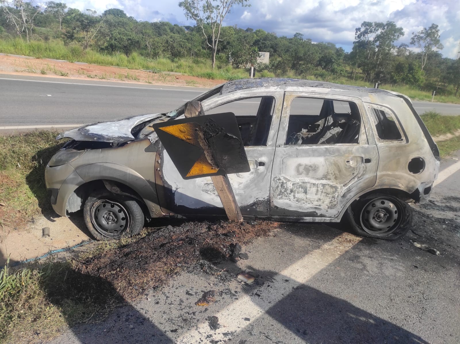 Após beber cerveja, pinga e uísque, motorista bate carro e veículo pega fogo em Carmo do Cajuru